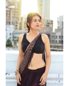 Shraddha Das Instagram - You, me, and a beautiful black saree 🖤😉

📸 @snehzala 
Styling : @artbyavnee 
Saree : @tantra_rj 
Jewellery : @aquamarine_jewellery 
Make up : @hareshwarp 
Hair : @gouriepatil 

#saree #blacksaree #sareelove #shraddhadas