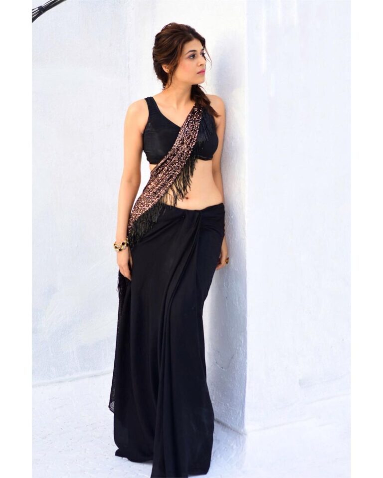 Shraddha Das Instagram - You, me, and a beautiful black saree 🖤😉 📸 @snehzala Styling : @artbyavnee Saree : @tantra_rj Jewellery : @aquamarine_jewellery Make up : @hareshwarp Hair : @gouriepatil #saree #blacksaree #sareelove #shraddhadas Mumbai, Maharashtra