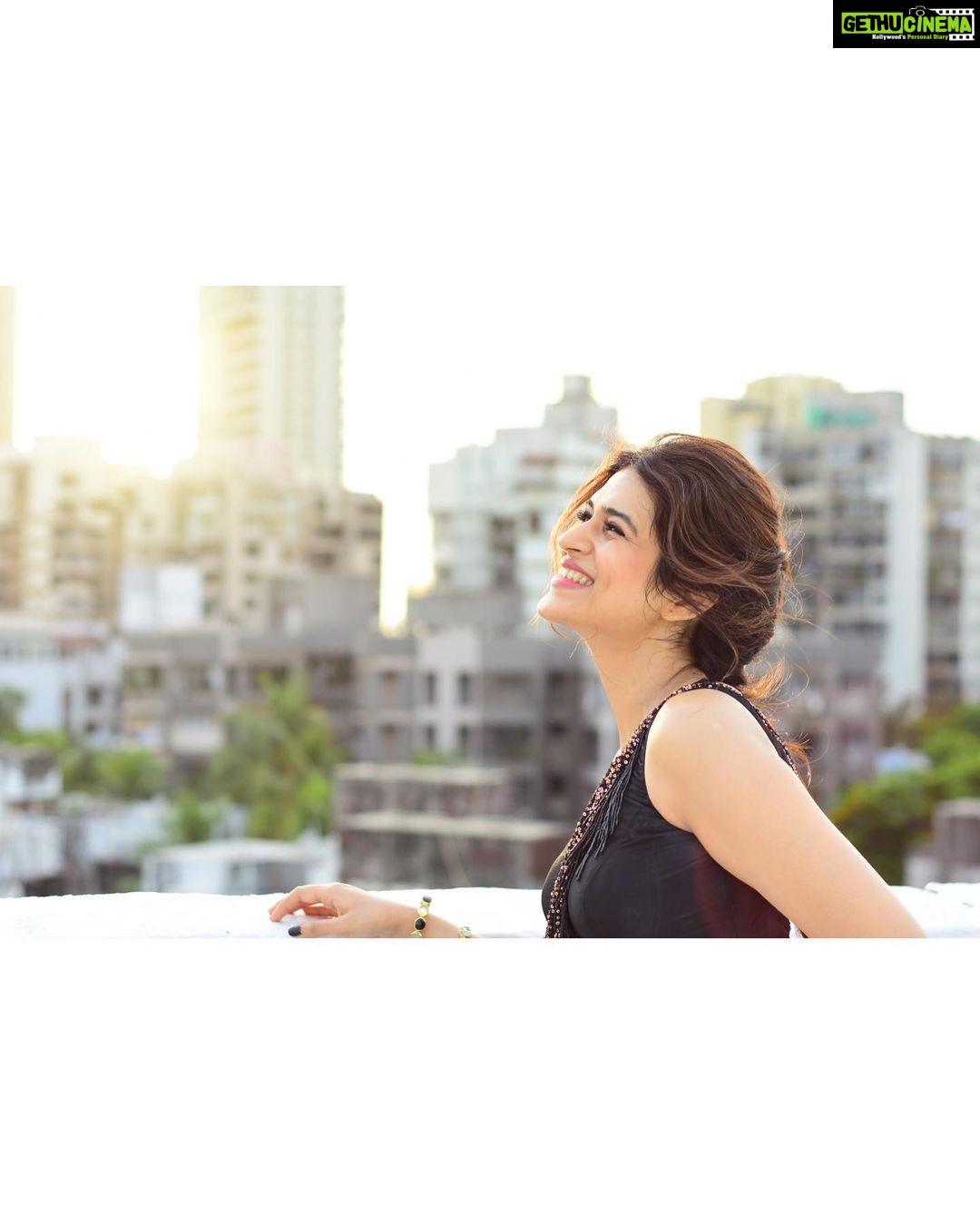 Shraddha Das - 287.6K Likes - You, me, and a beautiful black saree 🖤😉
📸 @snehzala
Styling : @artbyavnee
Saree : @tantra_rj
Jewellery : @aquamarine_jewellery
Make up : @hareshwarp
Hair : @gouriepatil
#saree #blacksaree #sareelove #shraddhadas