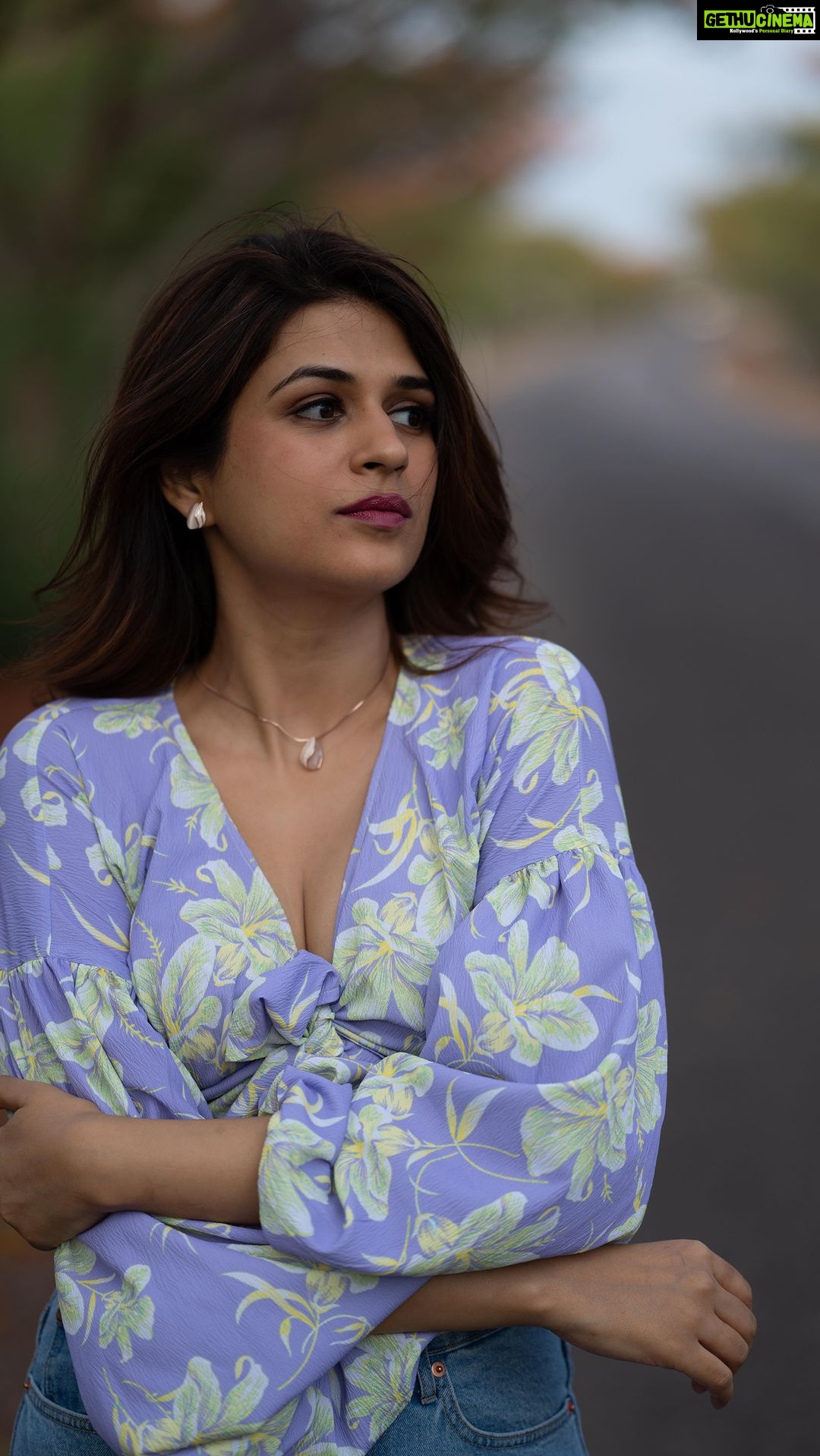 Shraddha Das Instagram - Lilac deception π #bts πΉ @krishnatejah Styling : @artbyavnee Top : @poppiclothing Jewellery: @blingvine HMU : @nalini_ferns Edit : @starframesofficial #lilac #btsreel #floral #shraddhadas Telangana Hyderabad