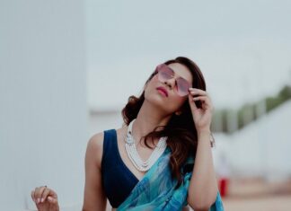 Shraddha Das Instagram - Had to begin with a saree ,Retro-style this time as the special judge for the biggest dance reality show Dhee for @etvtelugu2708 @mallemala_entertainers in Hyderabad 💙 📸 @krishnatejah , @sai_tejah Styling : @thewandermannequin , @artbyavnee Designer: @paaprikastore @reach.swetha PR: @manalirawat Jewellery : @silverqueenj Make up : @eshasikka Hair : @anjali.ghag.980 Special thank you @snehzala 🙃 #dhee #telugu #saree #retroste #shraddhadas Hyderabad India