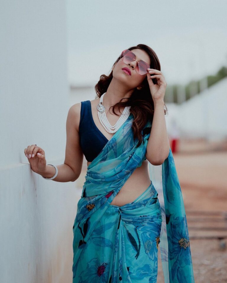 Shraddha Das Instagram - Had to begin with a saree ,Retro-style this time as the special judge for the biggest dance reality show Dhee for @etvtelugu2708 @mallemala_entertainers in Hyderabad 💙 📸 @krishnatejah , @sai_tejah Styling : @thewandermannequin , @artbyavnee Designer: @paaprikastore @reach.swetha PR: @manalirawat Jewellery : @silverqueenj Make up : @eshasikka Hair : @anjali.ghag.980 Special thank you @snehzala 🙃 #dhee #telugu #saree #retroste #shraddhadas Hyderabad India