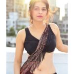 Shraddha Das Instagram - You, me, and a beautiful black saree 🖤😉 📸 @snehzala Styling : @artbyavnee Saree : @tantra_rj Jewellery : @aquamarine_jewellery Make up : @hareshwarp Hair : @gouriepatil #saree #blacksaree #sareelove #shraddhadas Mumbai, Maharashtra