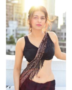 Shraddha Das Instagram - You, me, and a beautiful black saree 🖤😉

📸 @snehzala 
Styling : @artbyavnee 
Saree : @tantra_rj 
Jewellery : @aquamarine_jewellery 
Make up : @hareshwarp 
Hair : @gouriepatil 

#saree #blacksaree #sareelove #shraddhadas