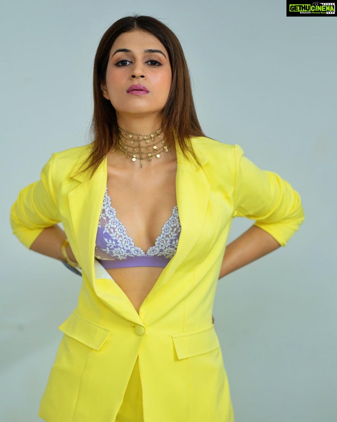 Shraddha Das Instagram - πΈ @krishnatejah , @sai_tejah Styling for Dhee 14 : @thewandermannequin , @artbyavnee Jewellery : @kasha_bali Shoes : @junipero_official Make up : @eshasikka Hair : @anjali.ghag.980 Thank you @snehzala for managing everything π€ #dhee #judge #dance #dancerealityshow #hyderabad #shraddhadas Hyderabad India