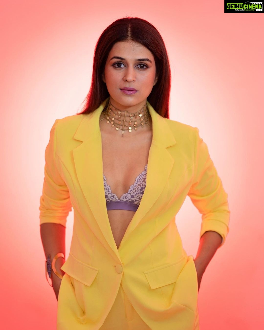Shraddha Das Instagram - πΈ @krishnatejah , @sai_tejah Styling for Dhee 14 : @thewandermannequin , @artbyavnee Jewellery : @kasha_bali Shoes : @junipero_official Make up : @eshasikka Hair : @anjali.ghag.980 Thank you @snehzala for managing everything π€ #dhee #judge #dance #dancerealityshow #hyderabad #shraddhadas Hyderabad India