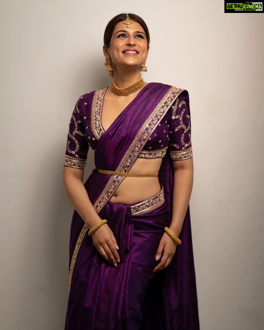 Shraddha Das Instagram - Dhee 14, traditional vibes π Saree : @kavithaguttaofficial @spiffypublicrelations Jewellery @silverqueenj Styling : @artbyavnee , @thewandermannequin πΈ @krishnatejah , @sai_tejah Make up : @eshaasikka Hair : @anjali.ghag.980 #saree #southindiansaree #purplesaree #indianvibes #dhee #hyderabad #shraddhadas Hyderabad India