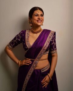 Shraddha Das Instagram - Dhee 14, traditional vibes 💜 Saree : @kavithaguttaofficial @spiffypublicrelations Jewellery @silverqueenj Styling : @artbyavnee , @thewandermannequin 📸 @krishnatejah , @sai_tejah Make up : @eshaasikka Hair : @anjali.ghag.980 #saree #southindiansaree #purplesaree #indianvibes #dhee #hyderabad #shraddhadas Hyderabad India