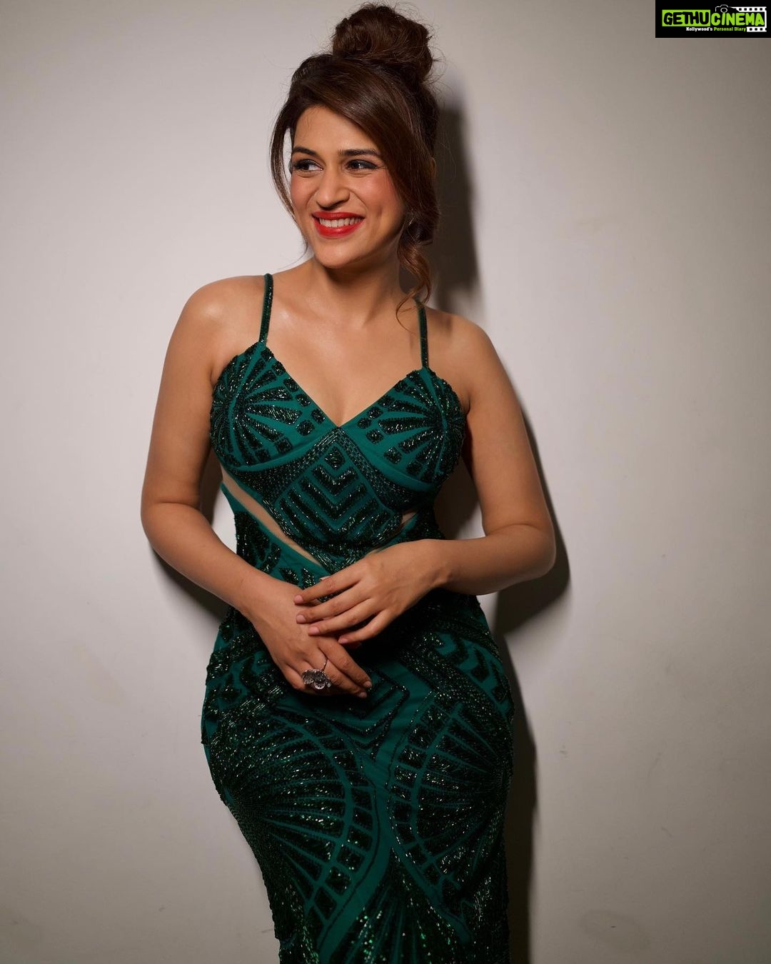 Shraddha Das Instagram - Dhee 14.. 📸 @krishnatejah @sai_tejah Styling : @artbyavnee , @thewandermannequin Gown : @majesticbyjapnah Earrings @rubans.in Ring @putstyle07 Make up : @eshaasikka Hair : @anjali.ghag.980 #dhee #eveninggown #hyderabad #shraddhadas Hyderabad India