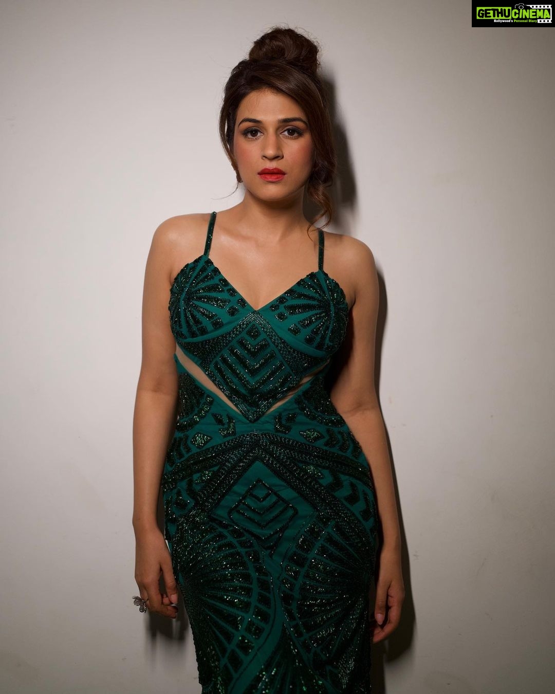 Shraddha Das Instagram - Dhee 14.. 📸 @krishnatejah @sai_tejah Styling : @artbyavnee , @thewandermannequin Gown : @majesticbyjapnah Earrings @rubans.in Ring @putstyle07 Make up : @eshaasikka Hair : @anjali.ghag.980 #dhee #eveninggown #hyderabad #shraddhadas Hyderabad India