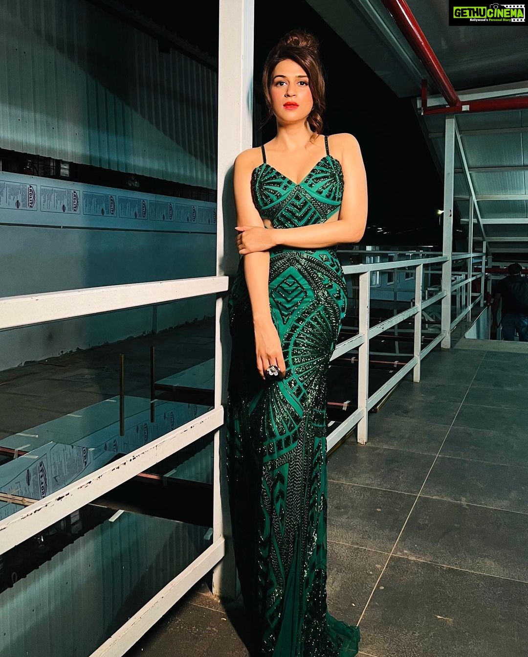 Shraddha Das Instagram - Dhee 14.. 📸 @krishnatejah @sai_tejah Styling : @artbyavnee , @thewandermannequin Gown : @majesticbyjapnah Earrings @rubans.in Ring @putstyle07 Make up : @eshaasikka Hair : @anjali.ghag.980 #dhee #eveninggown #hyderabad #shraddhadas Hyderabad India