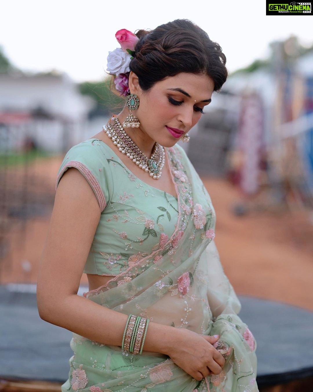 Shraddha Das Instagram - Dhee 14 📸 @krishnatejah Styling : @artbyavnee , @thewandermannequin Saree- @seasonsmumbai Jewellery - @silverqueenj Make up : @eshaasikka Hair : @anjali.ghag.980 #saree #traditional #hyderabad #dhee #telugu #shraddhadas Hyderabad India