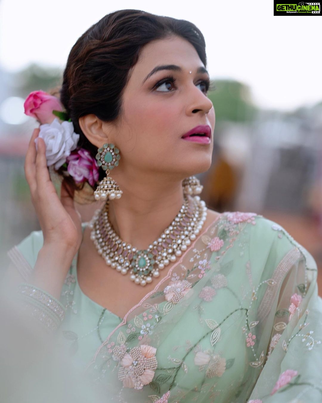 Shraddha Das Instagram - Dhee 14 📸 @krishnatejah Styling : @artbyavnee , @thewandermannequin Saree- @seasonsmumbai Jewellery - @silverqueenj Make up : @eshaasikka Hair : @anjali.ghag.980 #saree #traditional #hyderabad #dhee #telugu #shraddhadas Hyderabad India