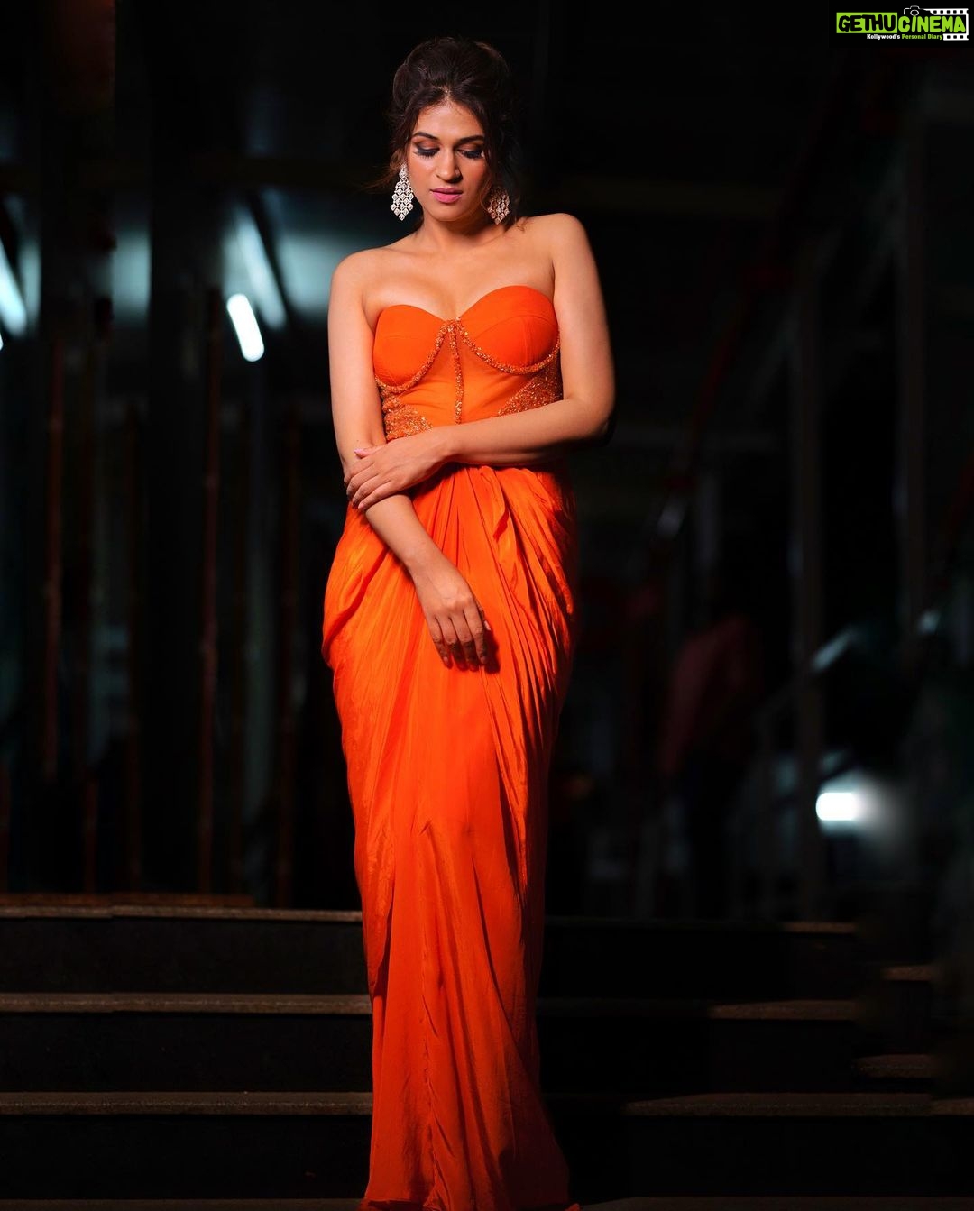 Shraddha Das Instagram - Dhee 14 Styling : @artbyavnee Gown : @dvfashionstudio @disha_vadgama Jewelry/earrings @shilpapurridesignerjewellery Make up: @eshaasikka Hair : @anjali.ghag.980 📸 @krishnatejah , @sai_tejah #dhee #telugu #hyderabad #eveninggowns #shraddhadas Hyderabad India