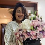 Shriya Saran Instagram - Thank you @andreikoscheev for beautiful flowers . Thank you for the best crew ever ! @abhishekpathakk you are ammmaaaazzziiingggg director . So happy to have worked with you . @tabutiful you are gorgeous and beautiful inside out . Absolutely love you ! @ajaydevgn thank you for being a fantastic actor . Pleasure working with you again . #Drishyam 2 , Nandani shoot over for me , and I miss her …. @ajaydevgn @tabutiful #Rajatkapoor @ishidutta #MrunalJadhav @abhishekpathakk #BhushanKumar #KrishanKumar @kumarmangatpathak @sanju_r_joshi #AdityaChowksey @shivchanana @viacom18studios @tseriesfilms @panorama_studios #Drishyam2 #ShootOver