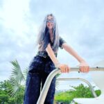 Shruti Haasan Instagram - 👽🌧🍃 I had a beautiful day … those are special .. rainy lazy and filled with hope .. grateful for the me I’ve become and the souls That surround me 📸 @santanu_hazarika_art 🧿 Hyderabad
