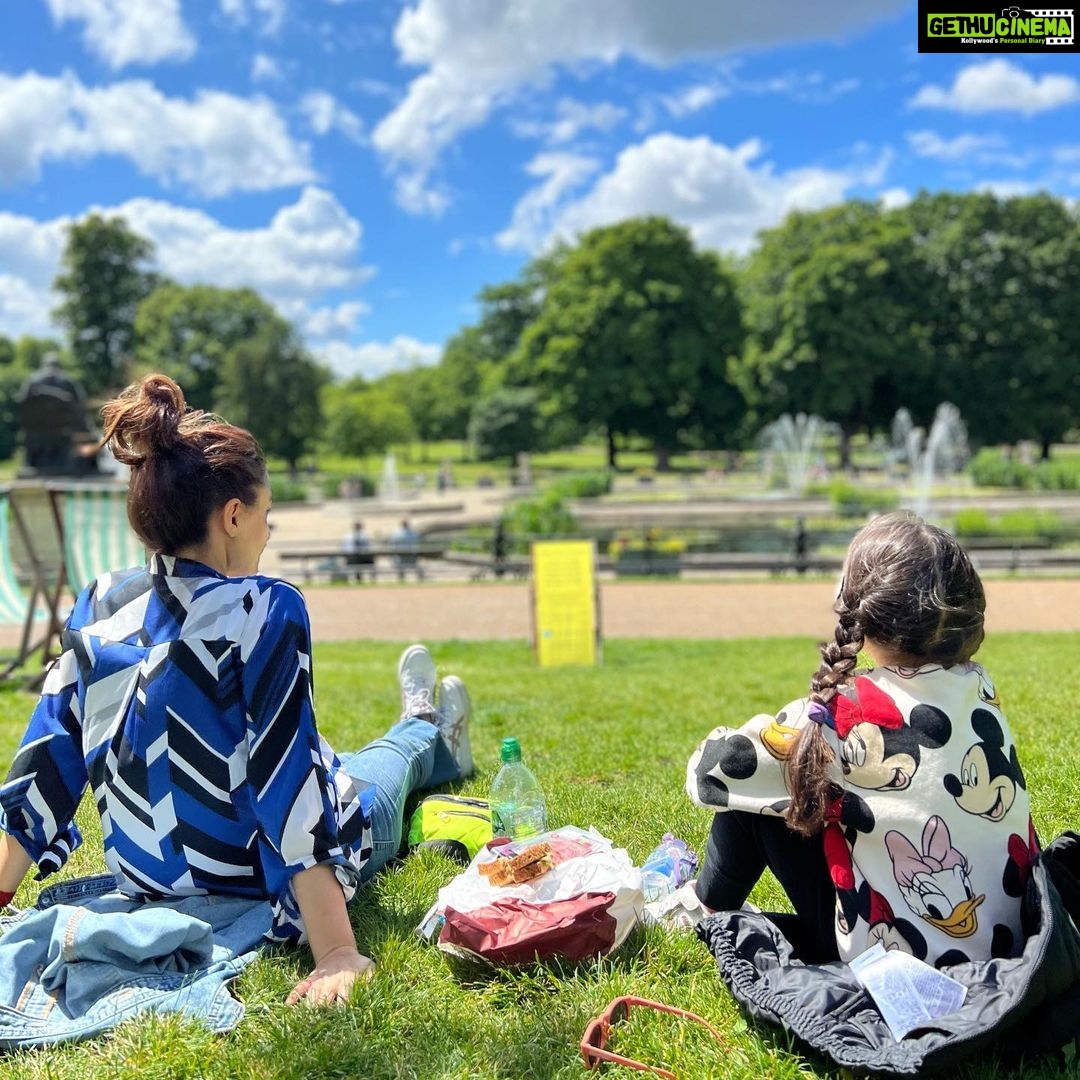 Soha Ali Khan Instagram - Picnic in the park 🌳 ☀️ #london #summer