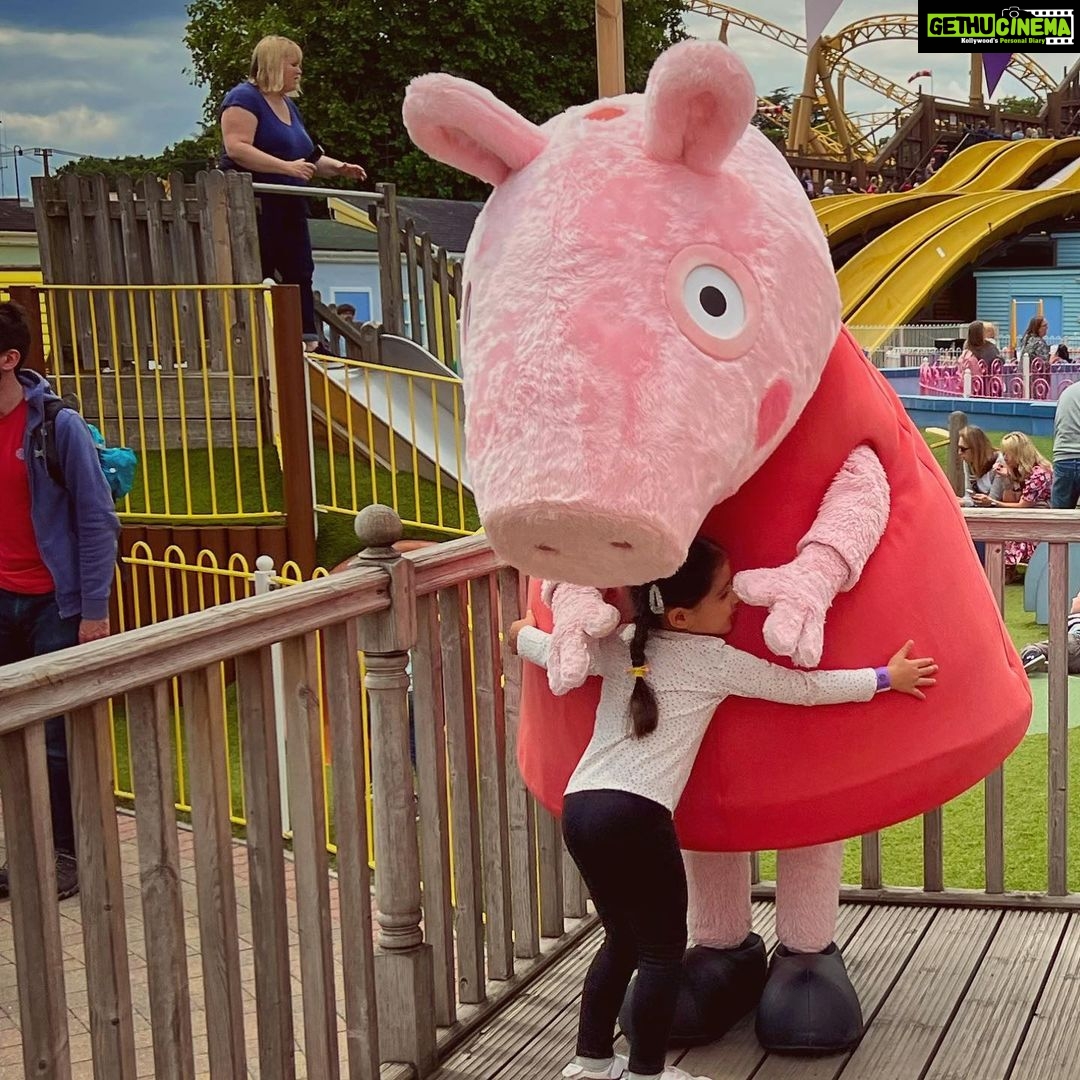 Soha Ali Khan Instagram - Somewhere over the rainbow, this happened 🌈 #peppapigworld #london Peppa Pig World