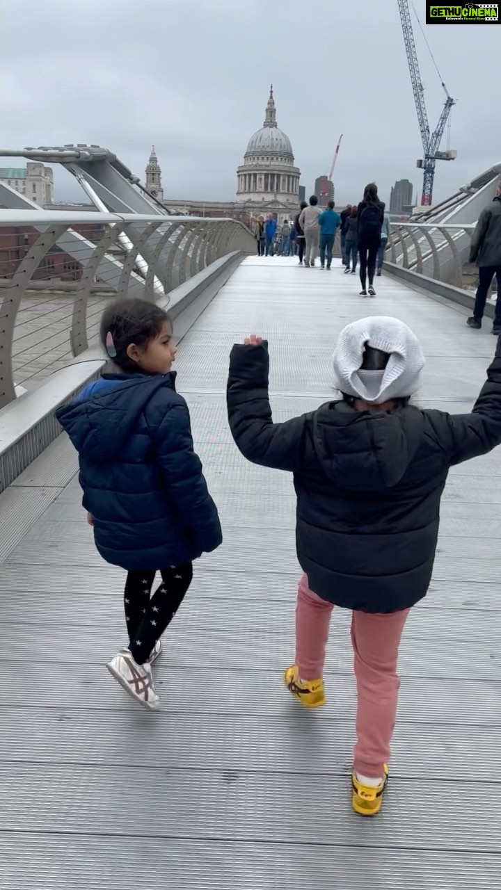Soha Ali Khan Instagram - Living it up in the city #london #summer ❤️