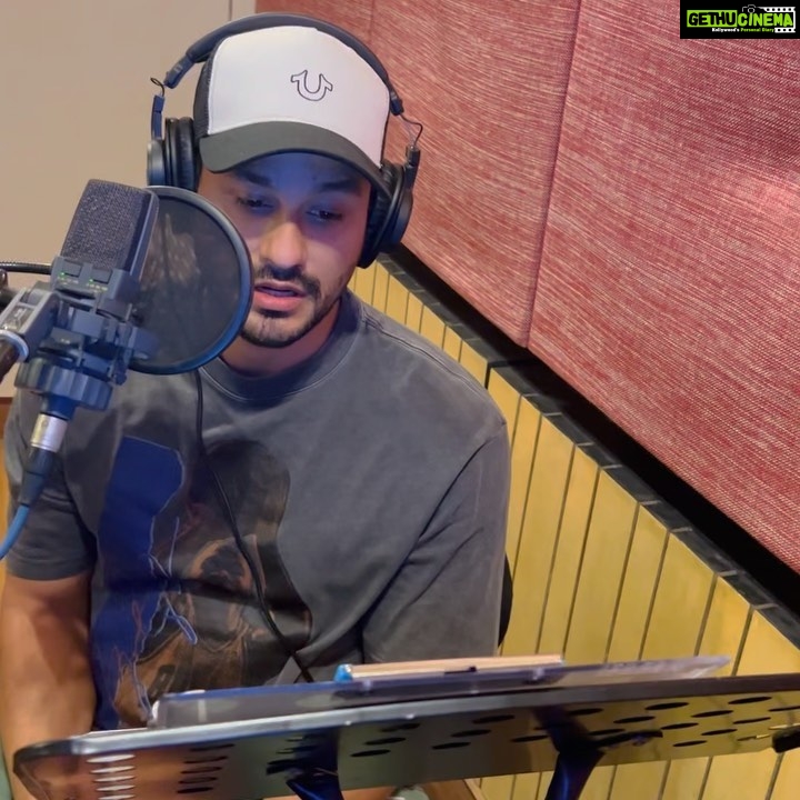 Soha Ali Khan Instagram - A sneak peek into the recording of the first audiobook of Inni and Bobo 🐾 #inniandbobo #audiobook #author #collaboration @penguinindia @penguinsters #childrensbooks