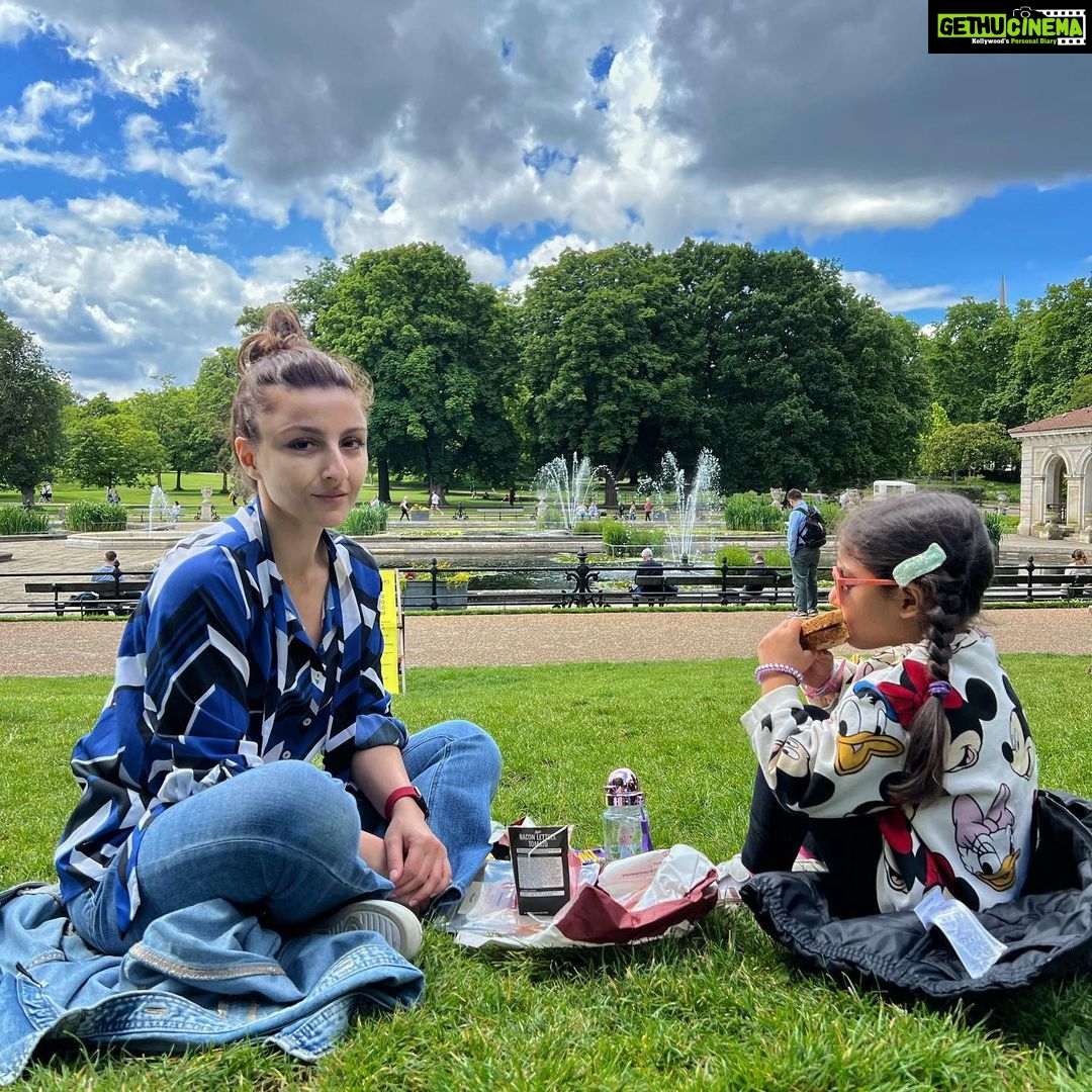 Soha Ali Khan Instagram - Picnic in the park 🌳 ☀️ #london #summer