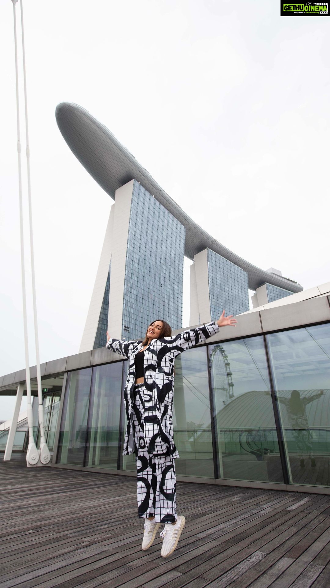 Sonakshi Sinha Instagram - A day well spent in Singapore! With so much to do at the @marinabaysands… i was pretty occupied cruising through the mall, enjoying the @artsciencemuseumsg, a walk on the promenade, coming back to that homely birthday feeling in my room and then the most scrumptious dinner at @spagosingapore! Thank you MBS for making my big day so special ❤️ #thatMBSmoment #ArtScienceMuseum #SpagoSingapore #travel #singapore