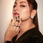 Sonakshi Sinha Instagram – I got 2 words for the haters – BITE ME!

Customize your “Bite Me” press ons from @itssoezi 💕

LINK IN BIO