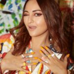 Sonakshi Sinha Instagram - #JalebiBaby - not just a song but these DELICIOUS nails from @itssoezi 💥 Our site-wide SALE is on for 8 more hours so grab your stash NOW at amazing prices! LINK IN BIO 💕