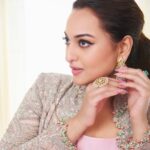 Sonakshi Sinha Instagram – This “Jugnu” from @itssoezi going so well with this Indian look!!! Cant deal.

Wearing mine in medium/almond… customize yours now – LINK IN BIO 💅