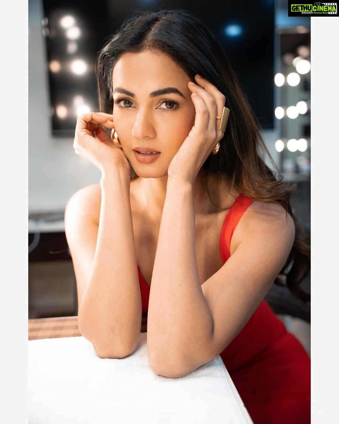Sonal Chauhan Instagram - 🌹 . . . . . . . . . . . . . . . . . . . . . . . . 📸 @stargaze.404 HMU @vijaysharmahairandmakeup Styled by @rashmitathapa #ॐ #sonalchauhan #love #monday #red #eyes