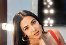 Sonal Chauhan Instagram - True love cannot be found where it does not exist .... Nor can it be denied where it does.... ♥️♥️ Do you agree ?? . . . . . . . . . . . . . . . . . . . . . . . . 📸 @stargaze.404 HMU @vijaysharmahairandmakeup Styled by @rashmitathapa #ॐ #sonalchauhan #love #sunday #red #eyes