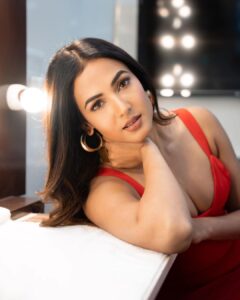 Sonal Chauhan Instagram - True love cannot be found where it does not exist .... Nor can it be denied where it does.... ♥️♥️ Do you agree ?? . . . . . . . . . . . . . . . . . . . . . . . . 📸 @stargaze.404 HMU @vijaysharmahairandmakeup Styled by @rashmitathapa #ॐ #sonalchauhan #love #sunday #red #eyes