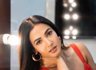 Sonal Chauhan Instagram - True love cannot be found where it does not exist .... Nor can it be denied where it does.... ♥️♥️ Do you agree ?? . . . . . . . . . . . . . . . . . . . . . . . . 📸 @stargaze.404 HMU @vijaysharmahairandmakeup Styled by @rashmitathapa #ॐ #sonalchauhan #love #sunday #red #eyes