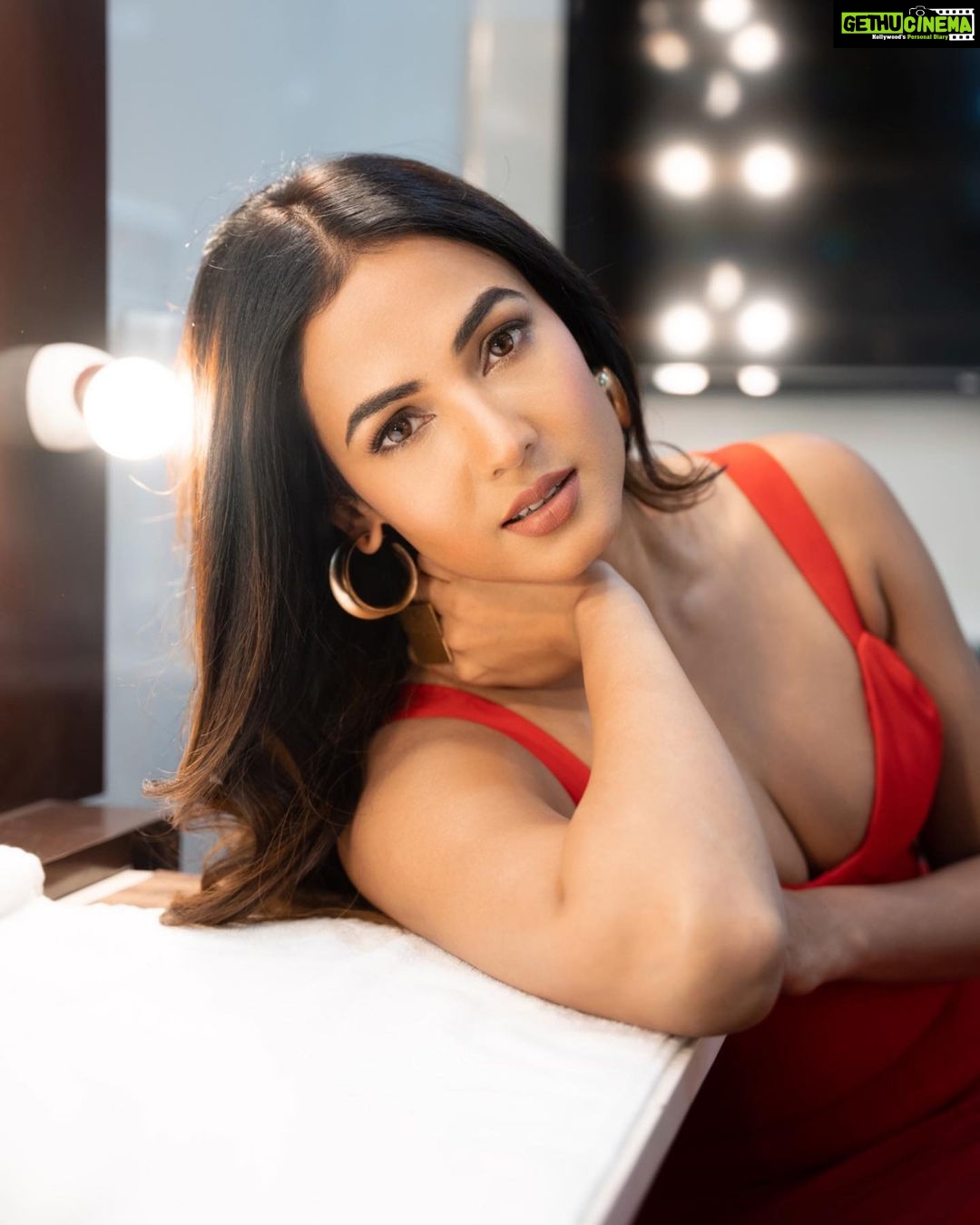 Actress Sonal Chauhan HD Photos and Wallpapers July 2022 - Gethu Cinema Actress Sonal Chauhan HD Photos and Wallpapers July 2022 - Gethu Cinema