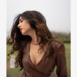 Sonal Chauhan Instagram – What would you caption this ???
Tell me in the comments!!! 
Let’s see how creative you can get 🤎😋🤎

.
.
.
.
.
.
.
.
.
.
.
.
.
.
.
.
.
.
.
.
.
.
.
.
.
📸 @stargaze.404 
HMU @vijaysharmahairandmakeup 
Accessories @spillthebead 
Styled by @rashmitathapa 
 #love #sonalchauhan #baby #saturday #wild #sun #magic #miracle #monday #gold #eyes #chocolate #hair #brown