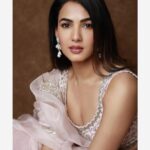 Sonal Chauhan Instagram – 🌸🌸🌸
.
.
.
.
.
.
.
.
.
.
.
.
Lehanga @mrunalinirao
Earrings @houseofshikha
HMU @vijaysharmahairandmakeup
Photographer @shareefnandyala
Styling @d_devraj @manogna_gollapudi
#love #sonalchauhan #indian #lehenga #sonalchauhancloset #fashion