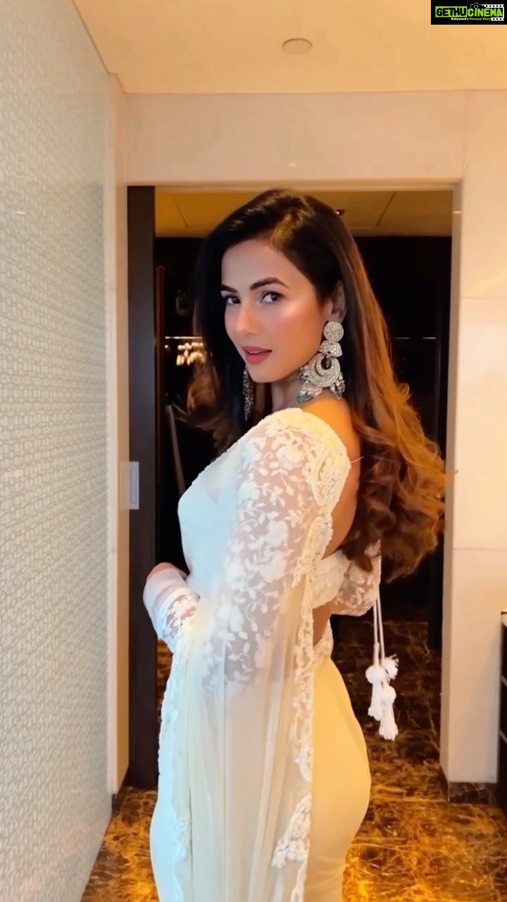 Sonal Chauhan Instagram - Expectation!!!! . . . . . . . . . . . . . . . . . . . . . . . . . . . . . . . . Saree @premyabymanishii Earrings @dolsunjewelsofficial HMU @vijaysharmahairandmakeup Styled by @d_devraj @manogna_gollapudi #love #sonalchauhan #sonalchauhancloset #reels #reelsinstagram #trending #saree #jewellery #f3 #sunday