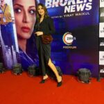 Sonali Bendre Instagram - One with the team 🖤 #ScreeningNight #TheBrokenNews #Zee5