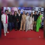 Sonali Bendre Instagram - One with the team 🖤 #ScreeningNight #TheBrokenNews #Zee5