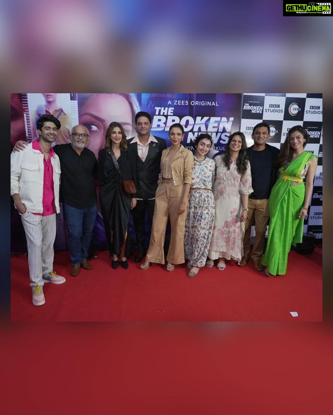 Sonali Bendre Instagram - One with the team 🖤 #ScreeningNight #TheBrokenNews #Zee5