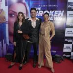 Sonali Bendre Instagram – One with the team 🖤 #ScreeningNight #TheBrokenNews #Zee5