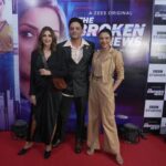 Sonali Bendre Instagram - One with the team 🖤 #ScreeningNight #TheBrokenNews #Zee5