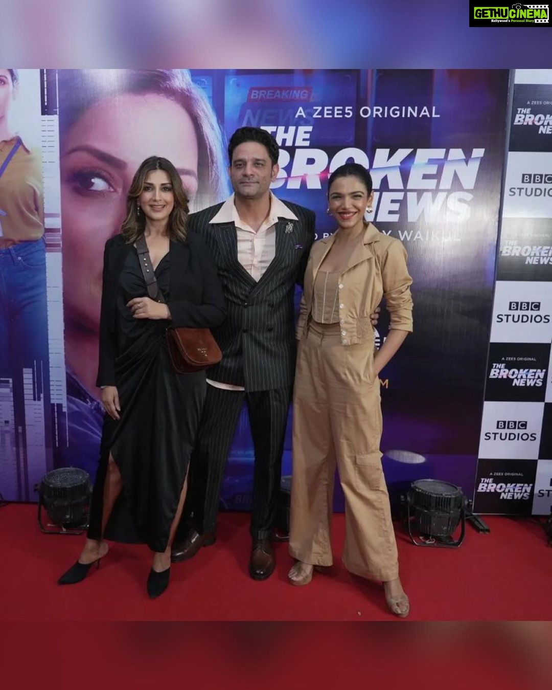 Sonali Bendre Instagram - One with the team 🖤 #ScreeningNight #TheBrokenNews #Zee5