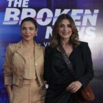 Sonali Bendre Instagram - One with the team 🖤 #ScreeningNight #TheBrokenNews #Zee5
