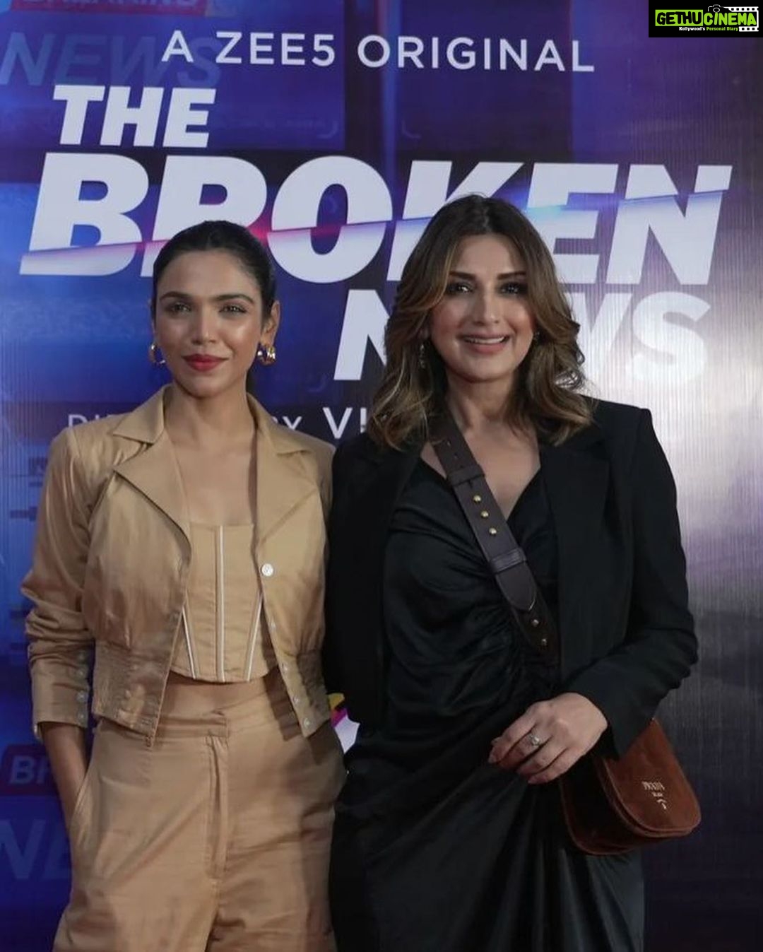 Sonali Bendre Instagram - One with the team 🖤 #ScreeningNight #TheBrokenNews #Zee5