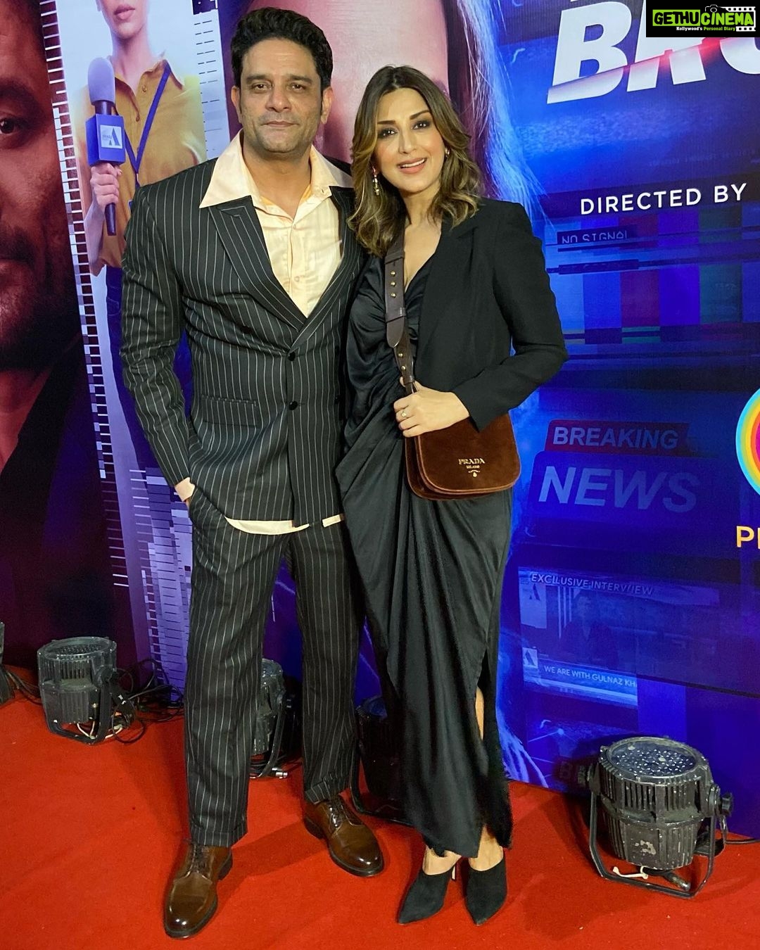 Sonali Bendre Instagram - One with the team 🖤 #ScreeningNight #TheBrokenNews #Zee5