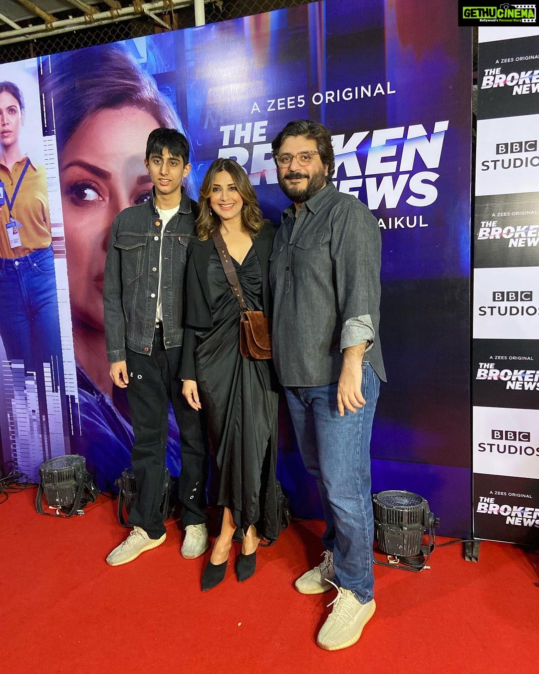 Sonali Bendre Instagram - One with the team 🖤 #ScreeningNight #TheBrokenNews #Zee5