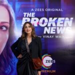 Sonali Bendre Instagram - 🖤✨ #TheBrokenNews is now streaming only on @zee5 #ScreeningNight #Zee5
