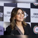 Sonali Bendre Instagram - 🖤✨ #TheBrokenNews is now streaming only on @zee5 #ScreeningNight #Zee5