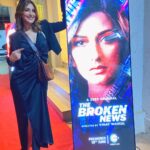 Sonali Bendre Instagram - 🖤✨ #TheBrokenNews is now streaming only on @zee5 #ScreeningNight #Zee5